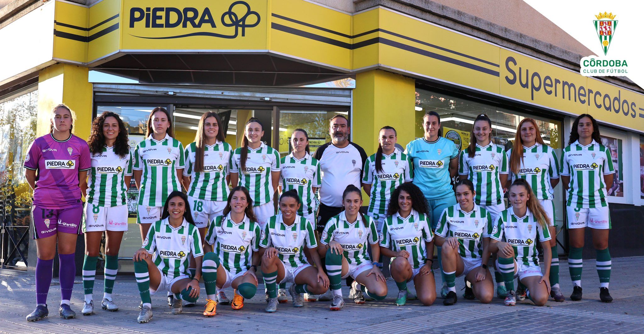 El Córdoba CF Femenino, posando en Supermercados Piedra